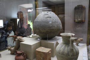 Vasi in terracotta, Museo del vetro e della ceramica, Teheran, Iran. Autore e Copyright Marco Ramerini