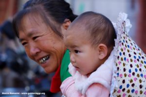 Donna con bambino, Shengcun, Yuanyang, Yunnan, Cina. Autore e Copyright Marco Ramerini..