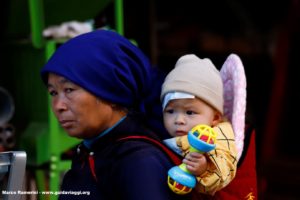 Donna con bambino, Shengcun, Yuanyang, Yunnan, Cina. Autore e Copyright Marco Ramerini...