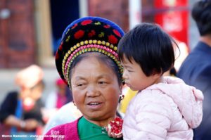 Donna con bambino, Zhoucheng, Yunnan, Cina. Autore e Copyright Marco Ramerini