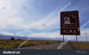 Il cartello stradale che indica l'ingresso principale dell'Atacama Large Millimeter Array (ALMA), un interferometro astronomico nel deserto di Atacama, Cile. Autore e Copyright Marco Ramerini