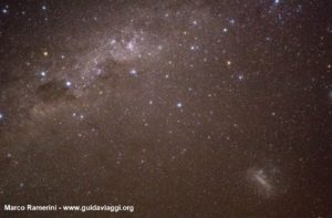 Stelle nel deserto di Atacama. La Via Lattea con la Croce del Sud, Eta Carinae e la Grande Nube di Magellano. Deserto di Atacama, Cile. Autore e Copyright Marco Ramerini