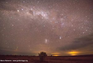 Stelle nel deserto di Atacama. La Via Lattea, dopo poco il tramonto, con la Croce del Sud, Eta Carinae e la Grande Nube di Magellano. Deserto di Atacama, Cile. Autore e Copyright Marco Ramerini.