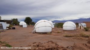 Le cupole dei telescopi dell'osservatorio astronomico di Alain Maury, San Pedro de Atacama, Cile. Autore e Copyright Marco Ramerini.