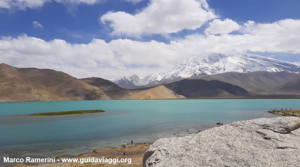 Viaggio tra le montagne dell’Asia Centrale. Il monte Muztagh Ata e il lago Karakul, Xinjiang, Cina. Autore e Copyright Marco Ramerini