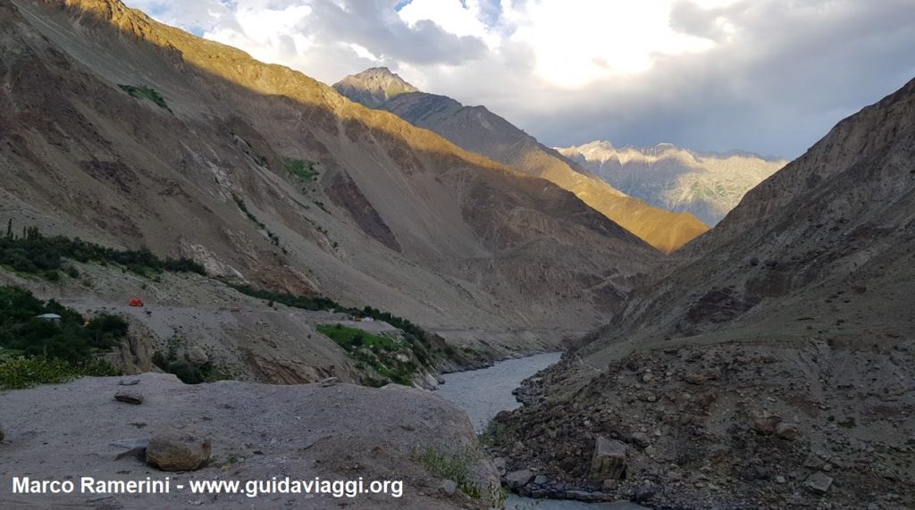Viaggio tra le montagne dell’Asia Centrale. La gola del fiume Indo, Baltistan, Pakistan. Autore e Copyright Marco Ramerini