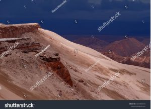 Veduta del paesaggio del deserto di Atacama. Le rocce della Mars Valley (Valle de Marte) e la Cordillera de la Sal, deserto di Atacama, Cile. Autore e Copyright Marco Ramerini