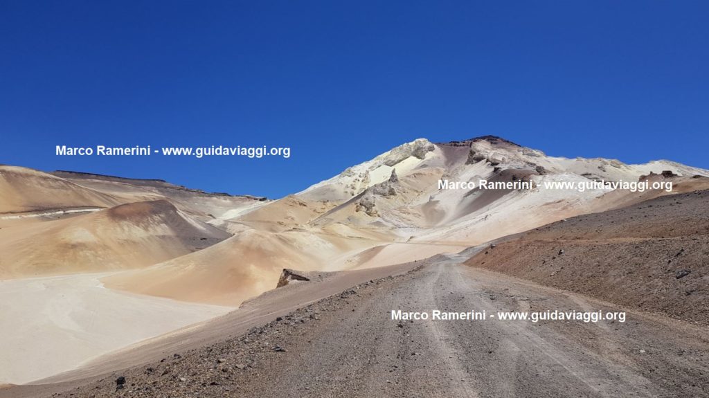 La montagna di zolfo di Mina Julia, Argentina. Autore e Copyright Marco Ramerini